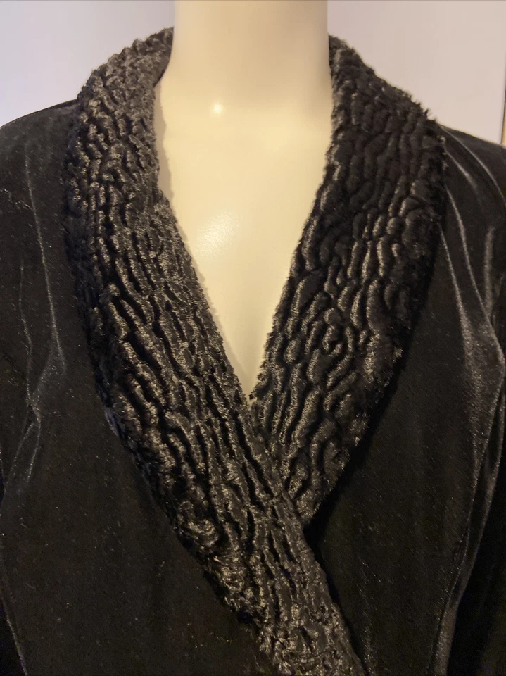 复古 二手状况完好 ALEX EVENINGS 黑色天鹅绒耸肩/夹克 3/4 袖串珠扣 尺寸 S/M — 第 2/4 张图片