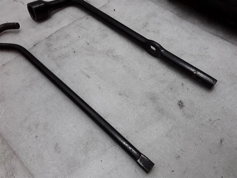 HERRAMIENTAS DE NEUMÁTICOS DE REPUESTO 2,0 L LX A/T 4 PUERTAS 1998 HONDA CR-V 5-6-1P Foto 4 de 4