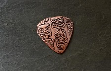 Plettro per chitarra in rame con facce totem Tiki - fatto a mano e suonabile