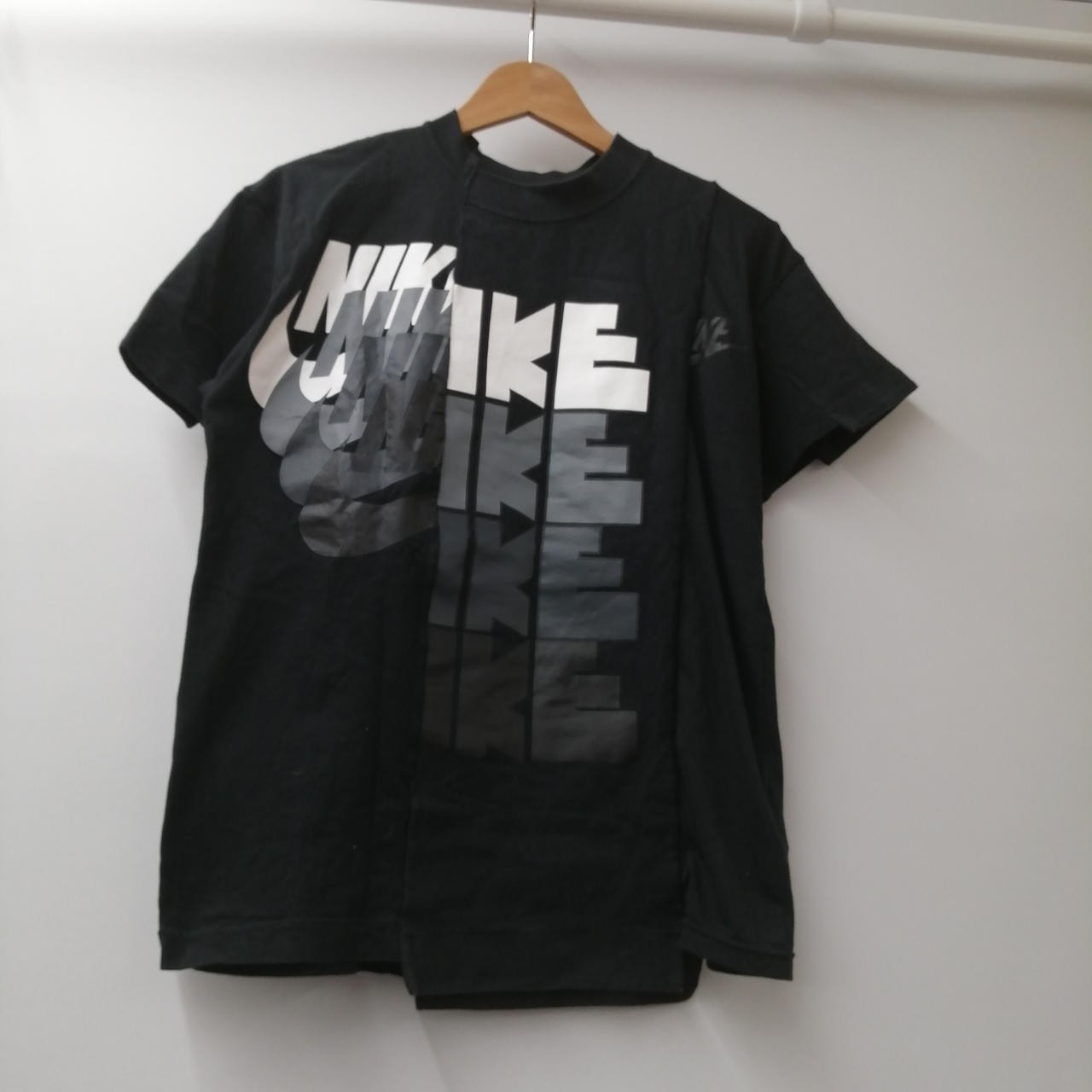 SACAI X NIKE T shirt modello CD6310 010 BK NIKE SACAI