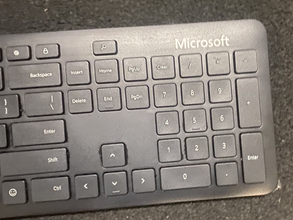 Microsoft Fullsize Wireless Bluetooth Keyboard QSZ00001 *FREE