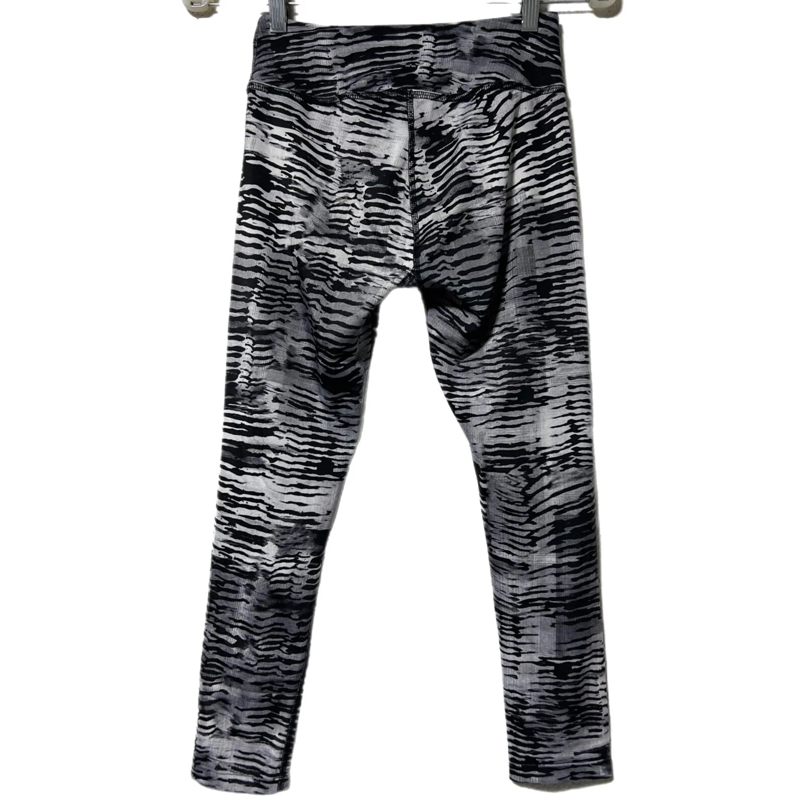 beyond-yoga zebra tiger stripe print cropped capri leggings
