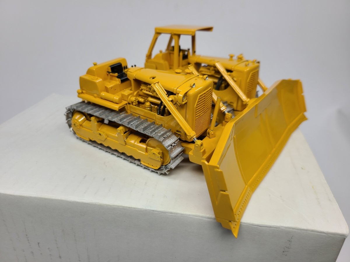 Caterpillar Cat D9G SxS Dozer with Straight Blade EMD 1:50 Scale