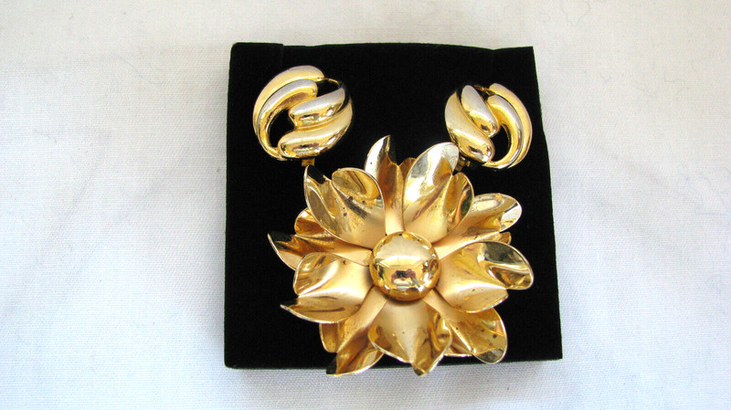 Vintage Costume Jewelry Womens goldtone clipon earrings metal floral brooch 2.5”