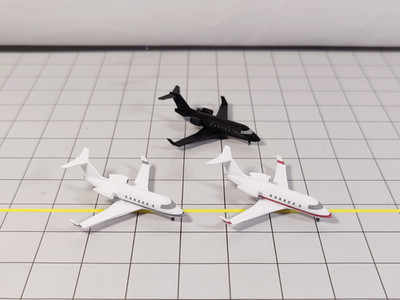 2x Bombardier Challenger CL-600 Business Private Jet Models 1:400 Scale Diorama
