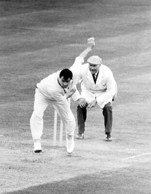 Yorkshire Fred Trueman bowling 1968 Historic Old Photo