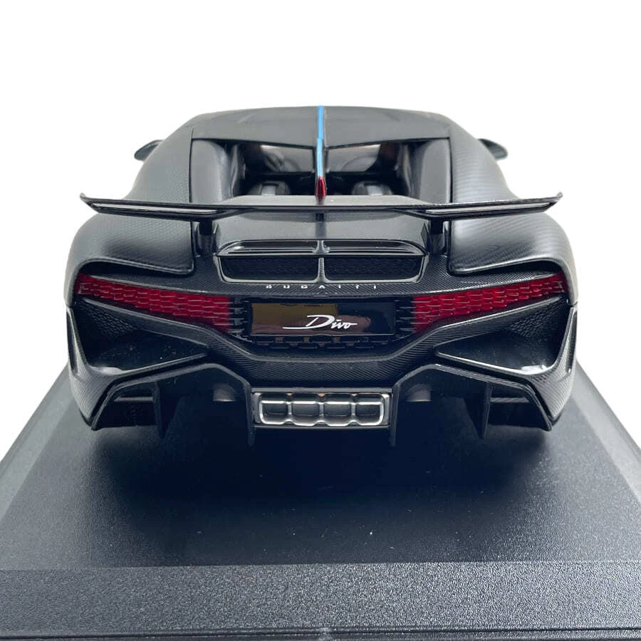 Modellino Auto Bburago 1/18 Bugatti Divo full carbon 50th anniversary Bburago - Immagine 3 di 4