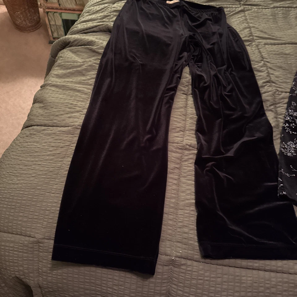 Beautiful 2 Piece Black Velvet Look W/floral Sequin Design Pantsuit In Size XL - Image 2 of 4