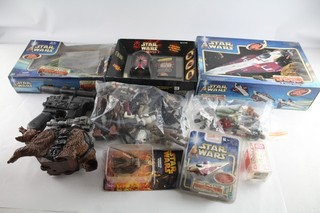 Verschiedene Vintage Star Wars Spielzeug Figuren & Sets inkl. Jet Star Fighter