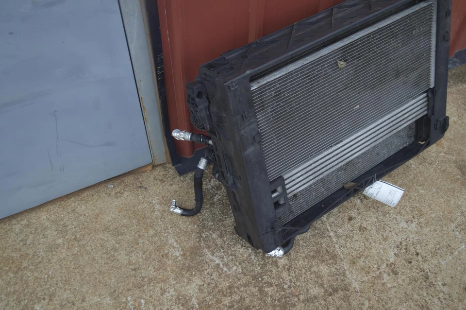 2009-2015 BMW 750LI G02 4.4L RADIATOR COOLING FAN MOTOR ASSEMBLY W/ COOLER OEM Foto 3 de 4