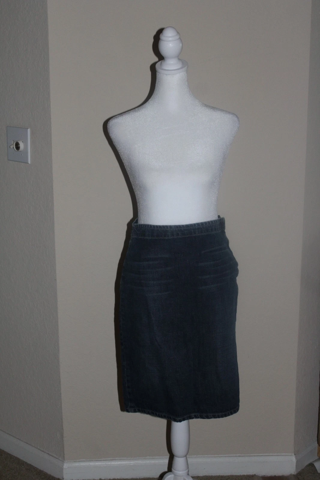 FENDI blue denim skirt, size 26. Very flattering to the body!
Opens in a new window or tab