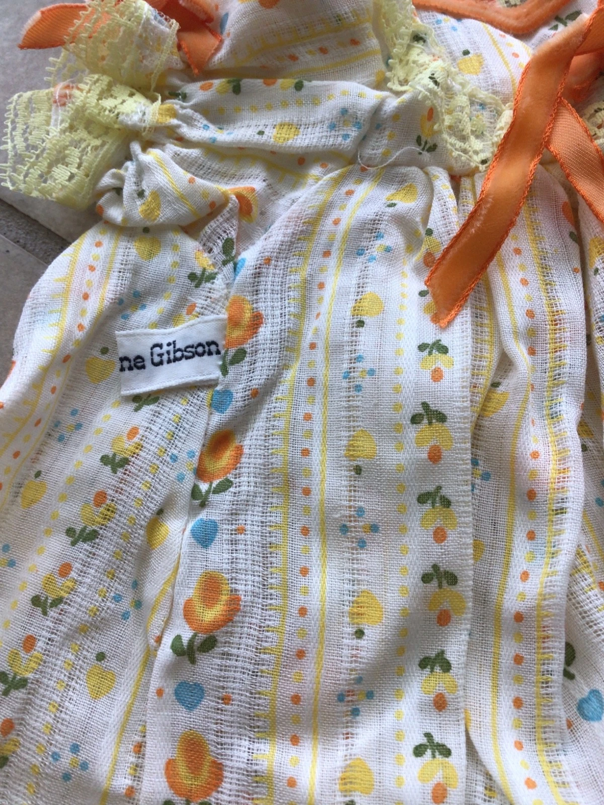VETEMENTS Vintage giallo bianco vestito fiori cappello e fiori per bambola di Suzanne Gibson 3 pezzi nuovo