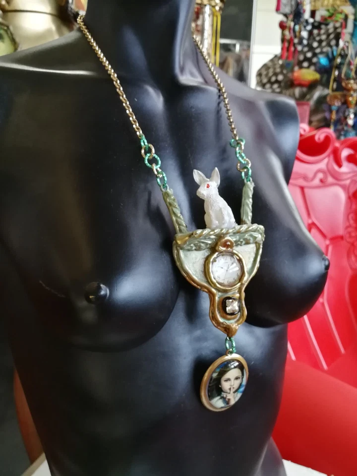 Jewelry Necklace Pendant Luxury Art Deco White Rabbit Alice in Wonderland Charm — 第 2/4 张图片