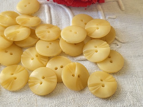 Lot De 16 Boutons Vintage Verts à 4 Trous - Diamètre 1,8 Cm - Référence 5300 - Occasion