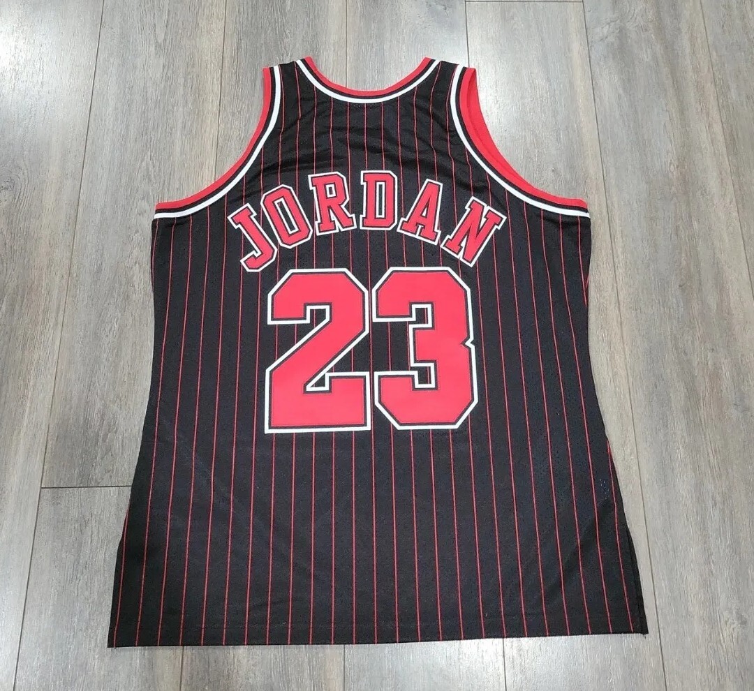 AUTHENTIC VINTAGE MICHAEL JORDAN CHICAGO BULLS JERSEY MITCHELL