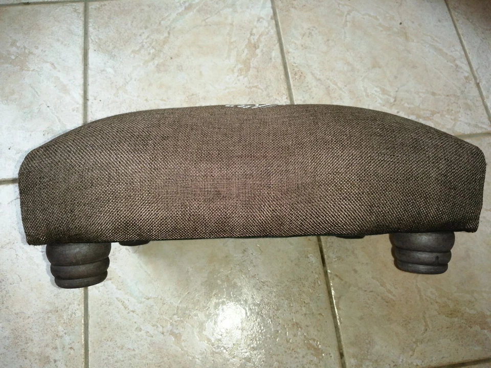 AR- Petit Tabouret banc Repose Pieds Décor angelots brodé  - Photo 3/4