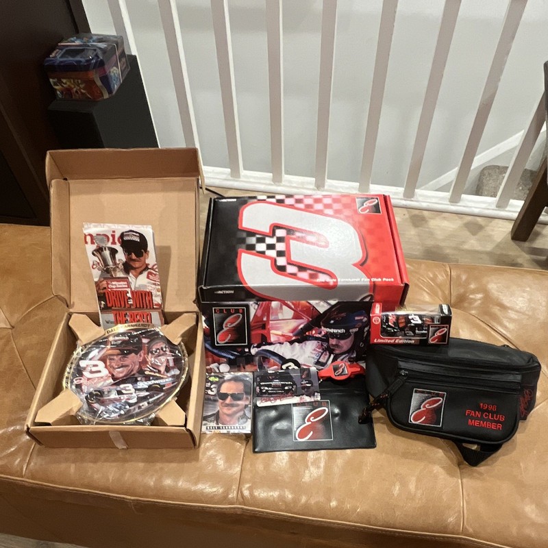 Dale Earnhardt Fan Club Fanny Pack Box Set 1998 Die-Cast Car Keychain