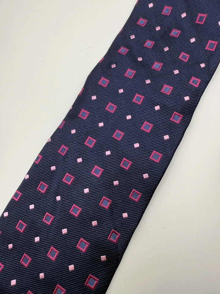 Gravata Barneys New York masculina clássica de seda padrão geométrico feita nos EUA 4" de largura azul marinho P - Imagem 2 de 4