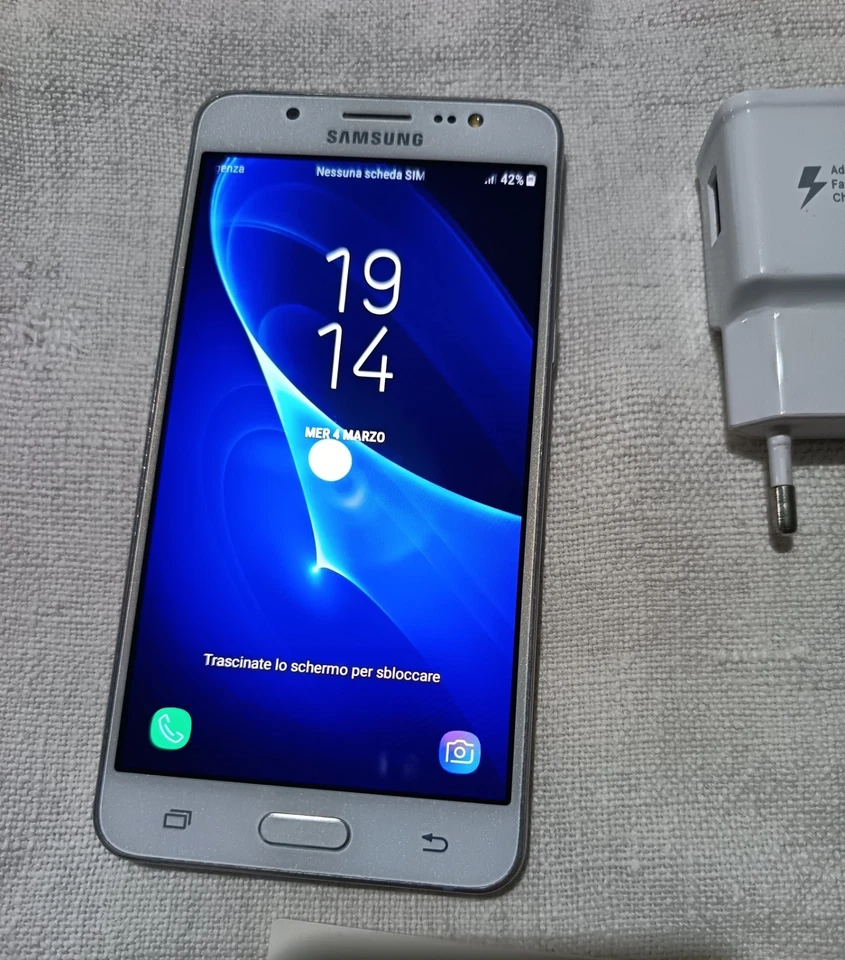 Samsung Galaxy J5 (2016) Bianco Funzionante Con Caricabatterie.  - Immagine 2 di 4