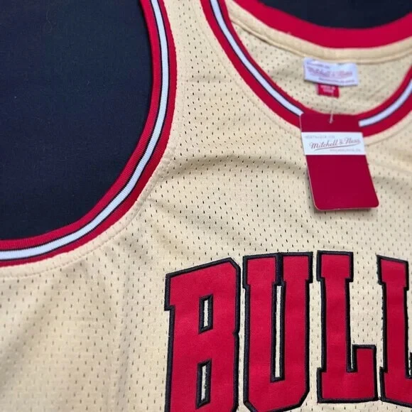 Camiseta deportiva grande RARA roja y dorada de los Chicago Bulls 1995-96 de Michael Jordan  Foto 3 de 4