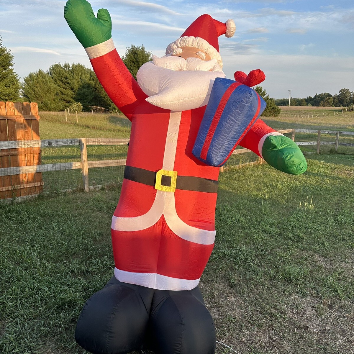 Gemmy Christmas SANTA CLAUS Waving Holding Gift 8' Airblown