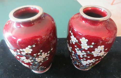 PAIR OF ANTIQUE PIGEON BLOOD JAPANESE CLOISONNE VASES IN FLOWER MOTIF - Picture 6 of 9