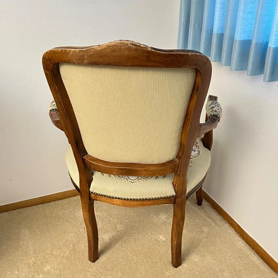 Sillón con brazo de aguja estilo Luis XV francés vintage con grifo rosa escena pastoral Foto 3 de 4