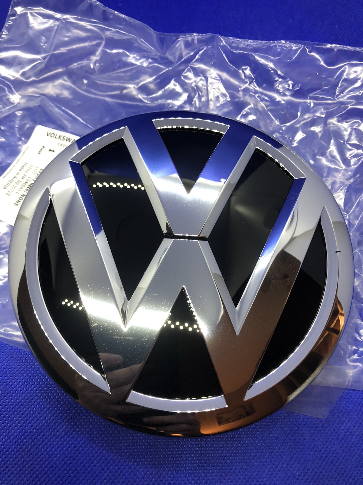 Monogramme de calandre VW chromé haut de gamme pour Volkswagen Caddy IV référence 2K5853600DPJ