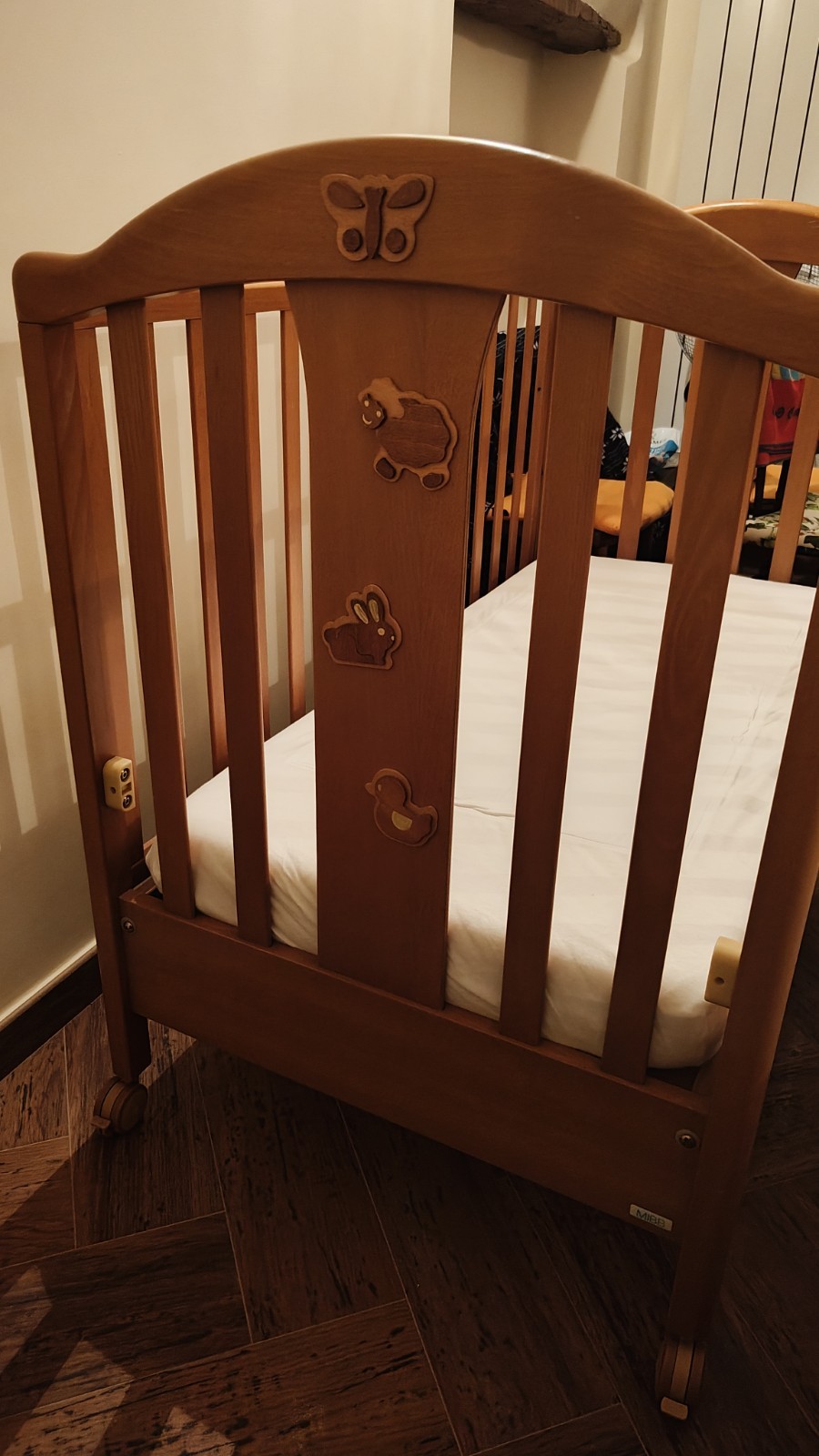 lettino bambino Marca MIBB in Legno con sponde scorrevoli con materassino.