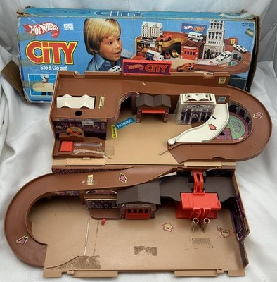 1980 Mattel Hot Wheels City Sto N Go Playset in Good Condition FREE SHIPPING2
