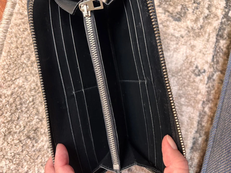 Cartera LOEWE Logo Anagrama Repetición Cremallera Larga Cuero Repujado Negra - RARA Foto 2 de 4