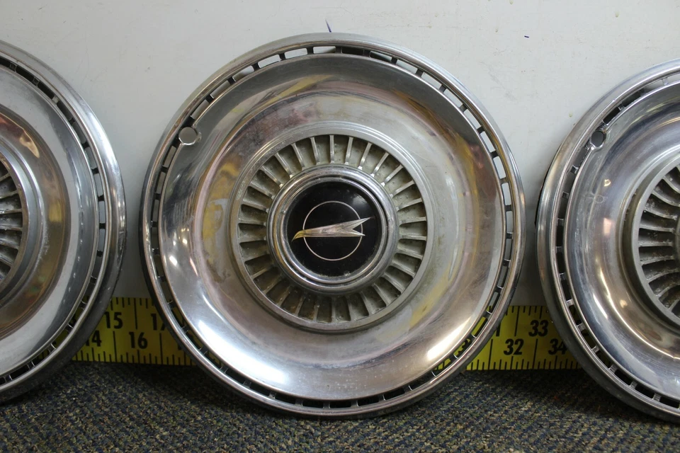 Колпаки ступицы б/у от оригинального производителя GM 4 14 дюймов 01384185 1018 1968 Buick Special/Skylark (1346) - Изображение 3 из 4