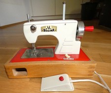 Alte Regina Blech Kindernähmaschine auf Holzsockel, weiss, läuft 4