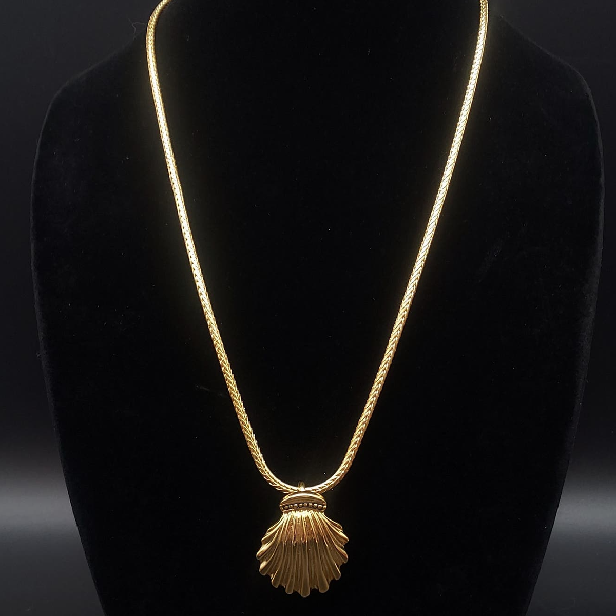Gold Tone Sea Shell Pendant Necklace Esther Fuhrman Badge Eye