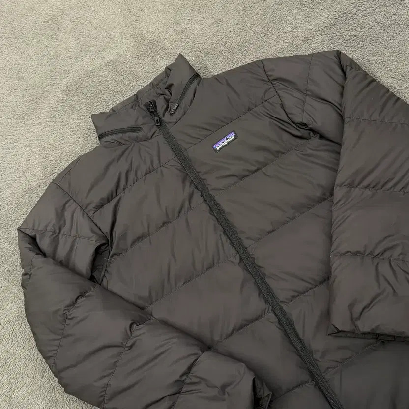 Patagonia Down Puffer Jacket - Authentic, Size M thumbnail 4