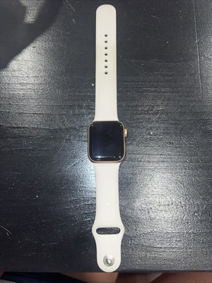 an Apple Watch SE 2 40mm in a Gold Aluminum Case with a Starlight Sport Band