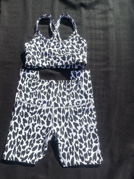 Lorna Jane Leopard 2pc Set Sports Bra & leggings  Size S Black/White