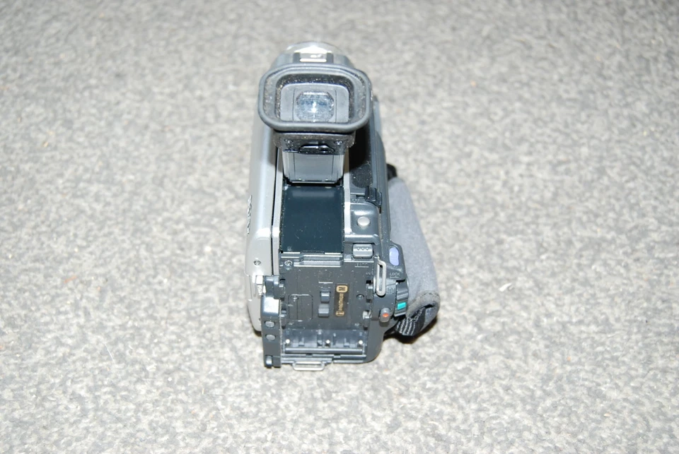 Sony DCR-TRV11E 40x Zoom Carl Zeiss Digital Camcorder - Image 4 of 4