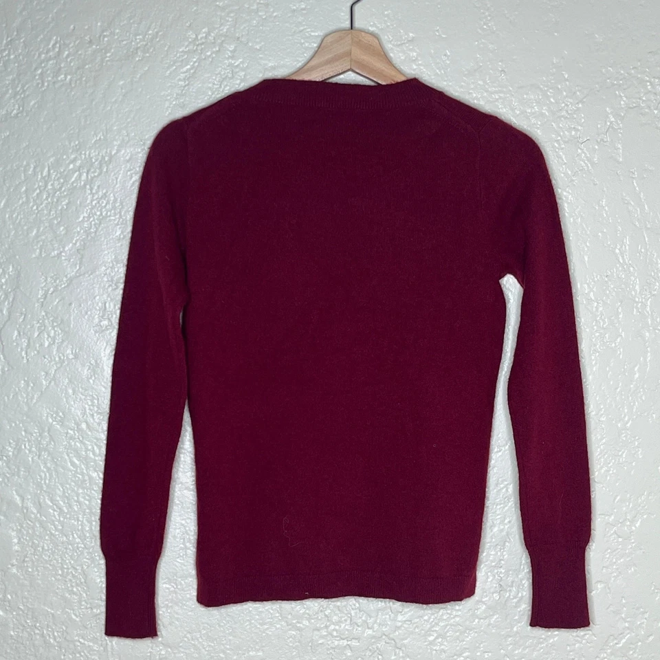 J. Suéter Crew Para Mujer Borgoña Cachemira Calce Ajustado Cuello Redondo Talla XS Foto 4 de 4