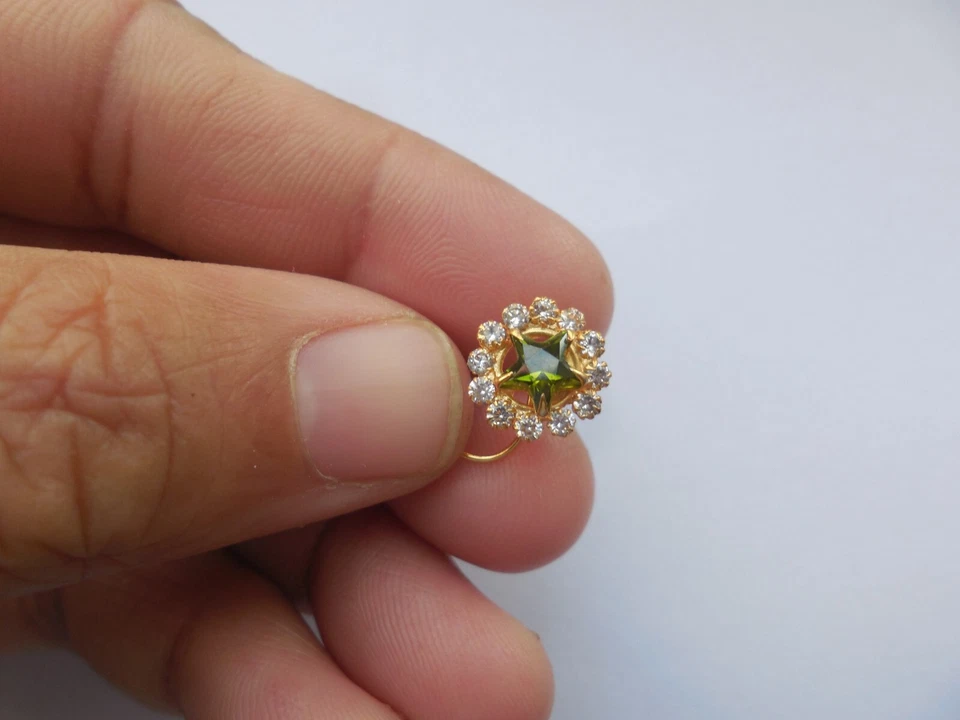 Pin de nariz de diseñador piercing cristal verde tachuela grande joyería anillo de nariz chapado en oro Foto 4 de 4