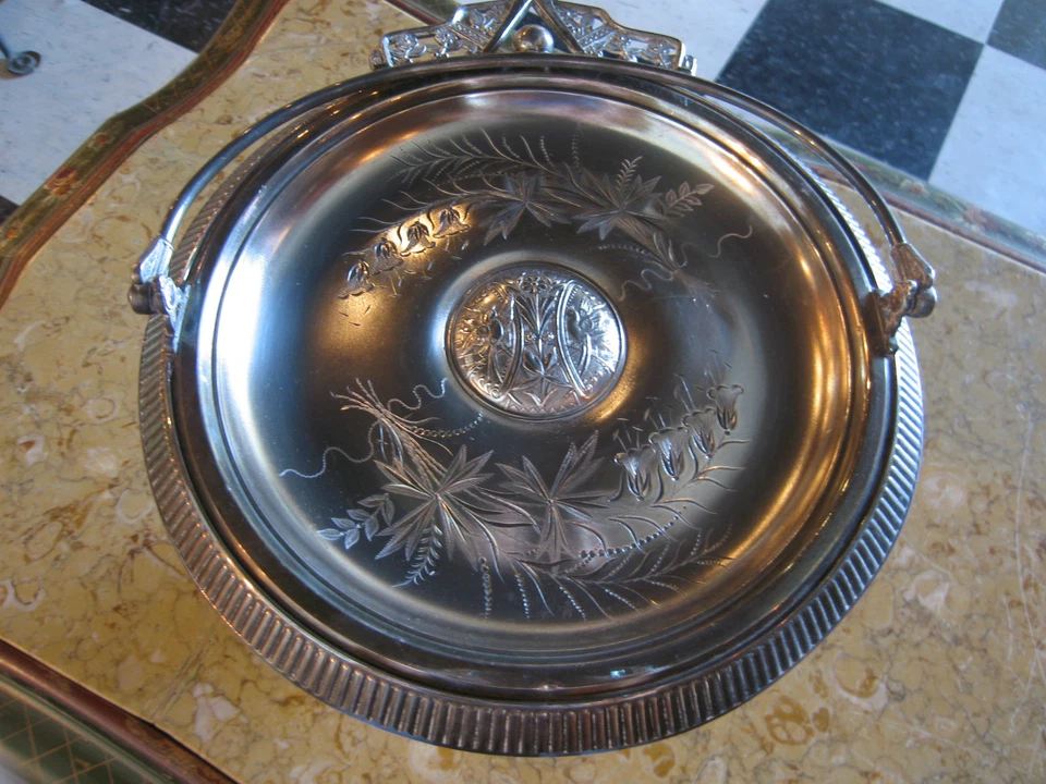 Antigua canasta de novias enchapada en plata Pairpoint Mfg Co con decoración floral Foto 2 de 4