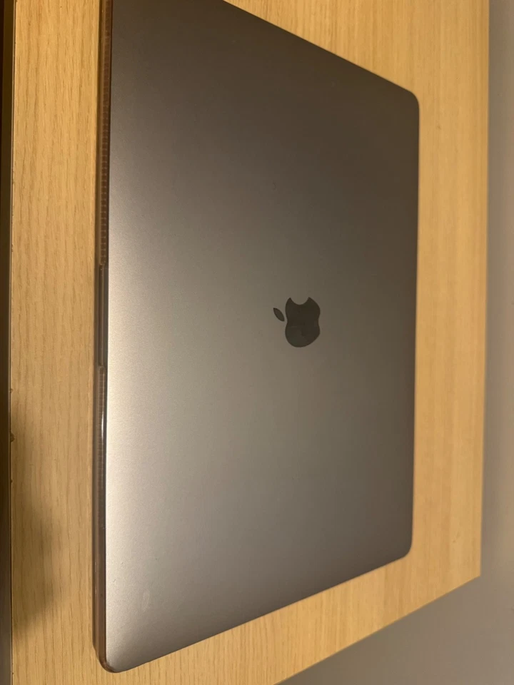 Apple MacBook Pro 15" 2016 · i7 · 16GB · 1TB, photo 1 of 5