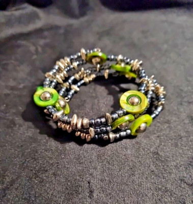 Damen Metallic Rocailles Hämatit und grüner Kreis Muschel Wickelarmband