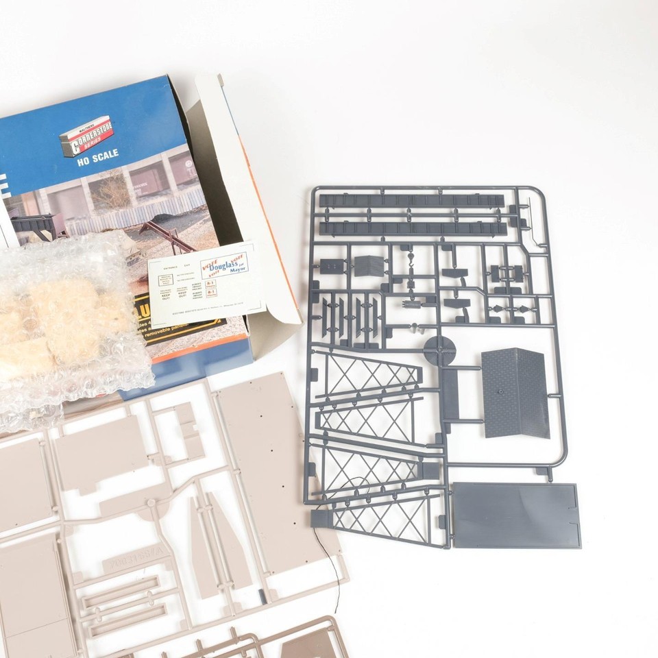 Walthers Cornerstone Series HO Scale Team Track Scene Deluxe Kit 933