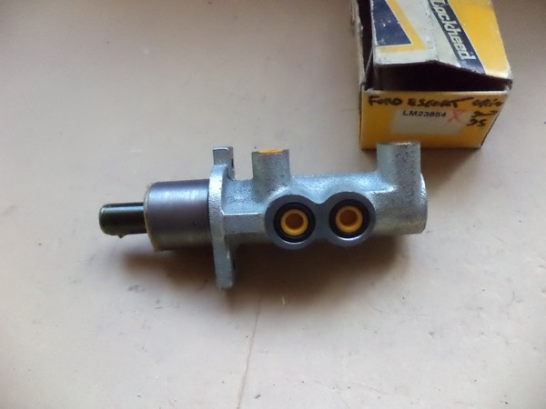 Maître-cylindre neuf pour réparer le freinage de Ford Escort MK5