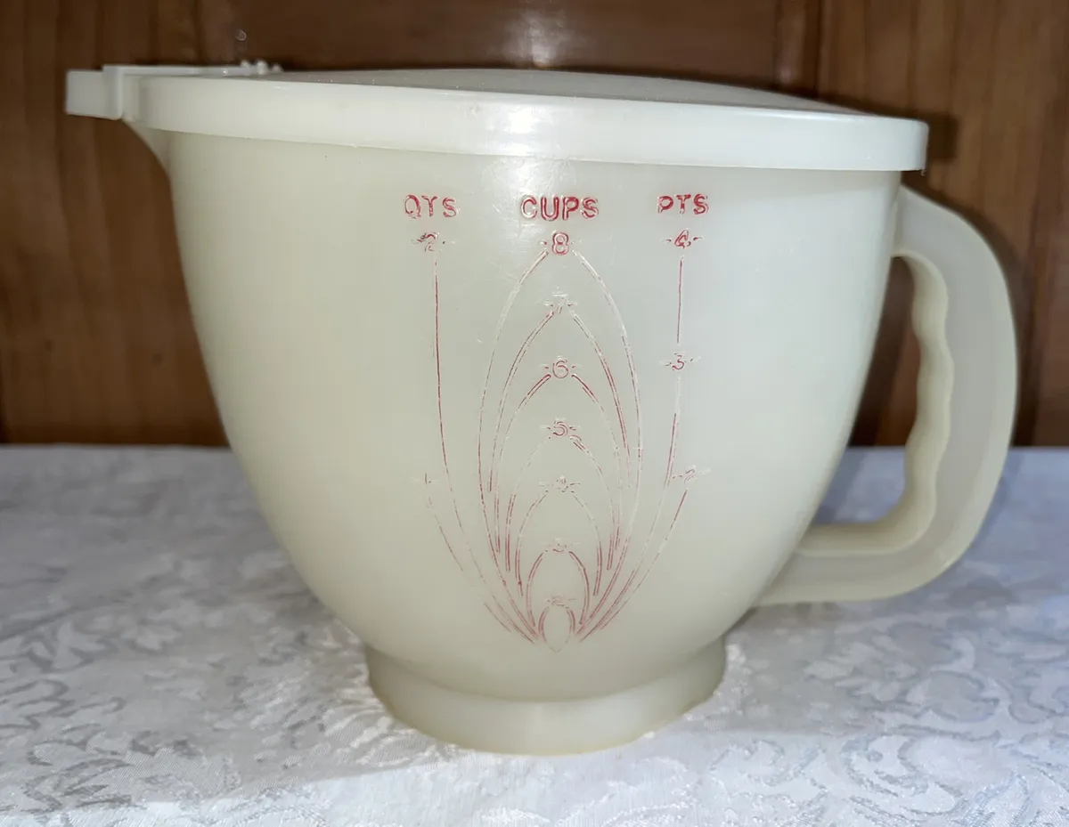 Vintage Tupperware Measuring Cup Mixing Bowl with Lid, 8 Cups