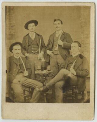 4 Freunde rauchen Pfeife und trinken Wein. Albumine 1860-70 François à Cholet.