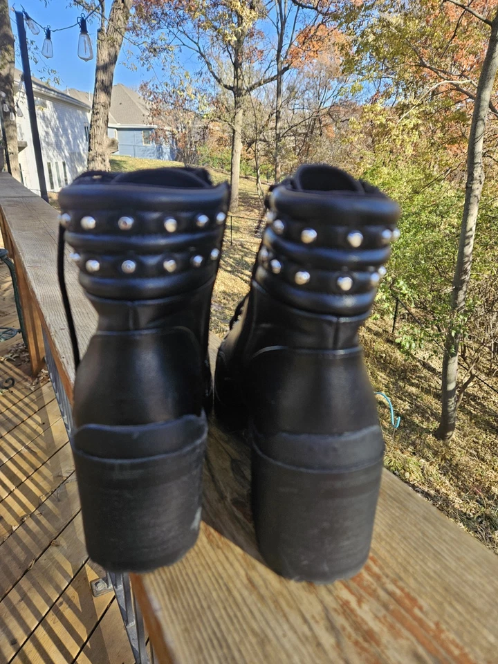 Botas No Boundaries NOBO pretas cravejadas tamanho 9 góticas grunge robustas com zíper e renda LIMPA - Imagem 4 de 4