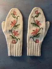 ✨VTG 1950’S HANDMADE MITTENS FLOWER EMBROIDERY WINTER GLOVES✨
