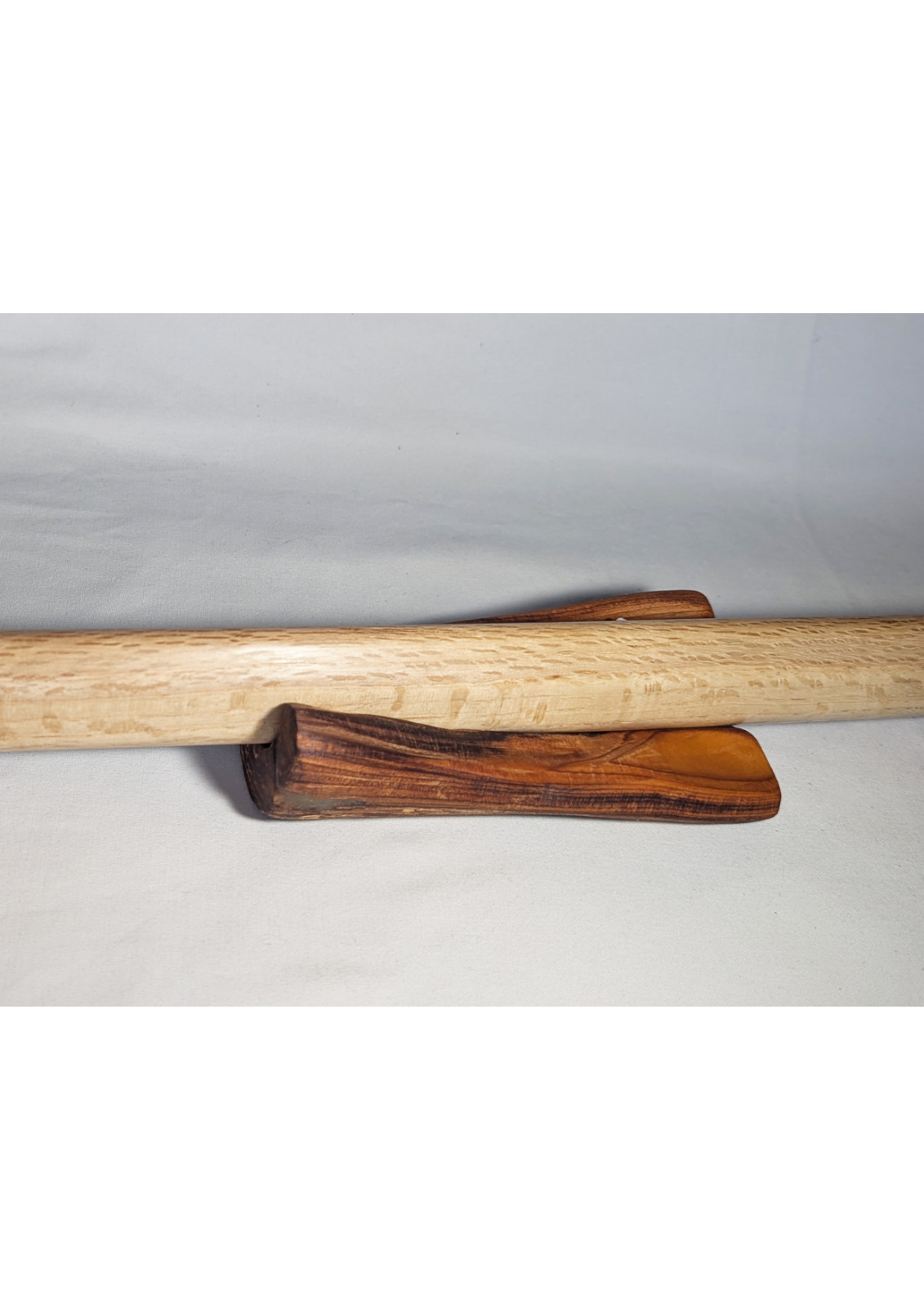Idée cadeau pour aïkidoka : socle de présentation pour bokken de samouraï en if